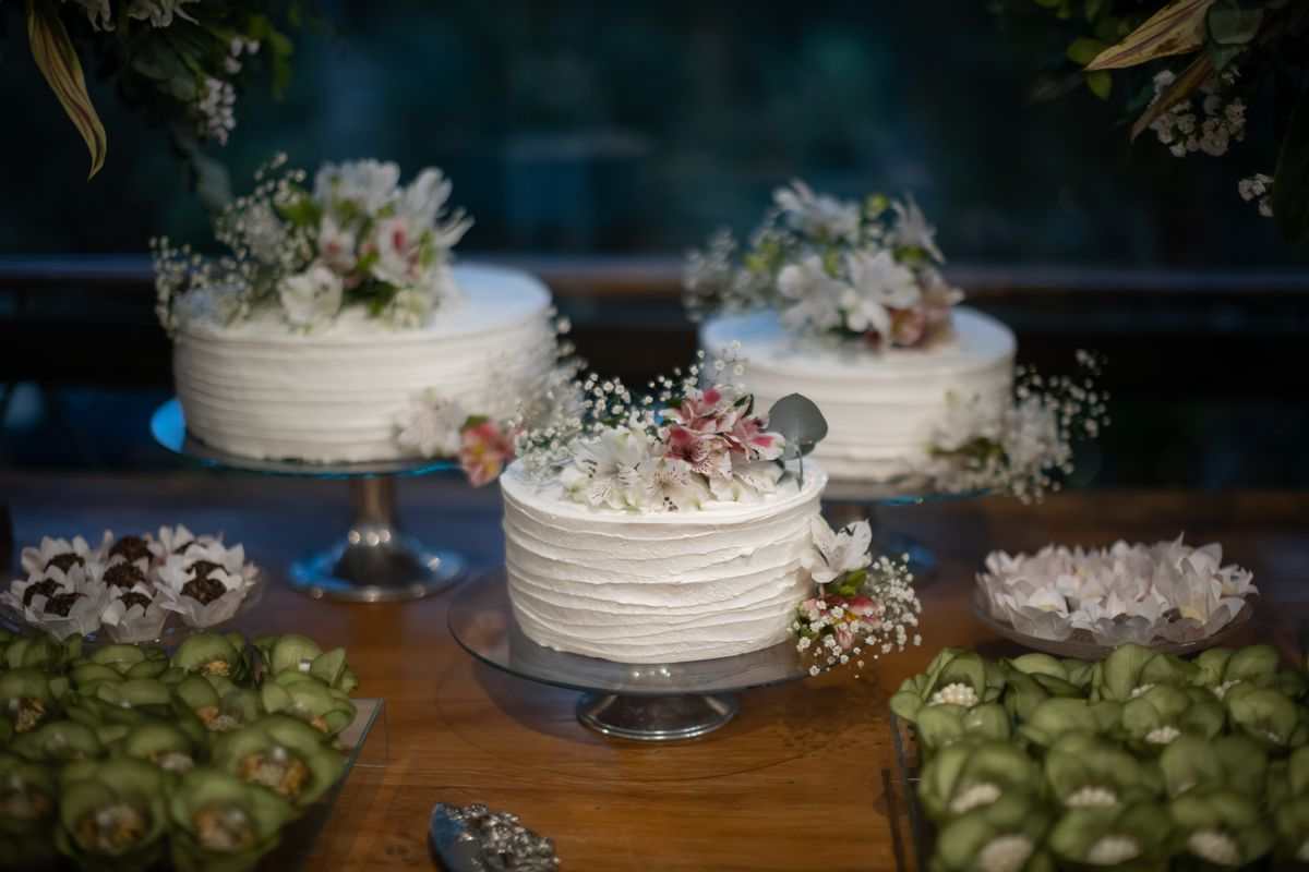 Chrzciny w bieli — Tort, ciasteczka z imieniem i drobne upominki. Pracownia Wielu Smaków, Leszno.