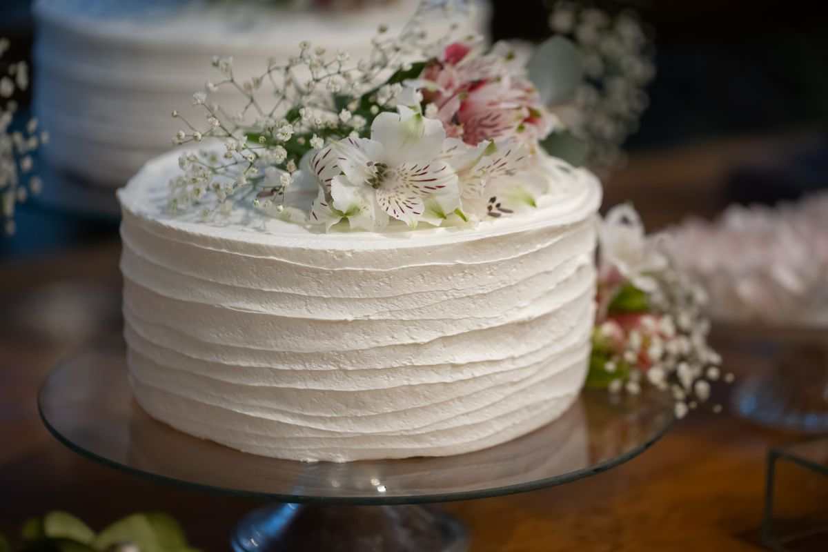 Tort komunijny — Jasna, spokojna dekoracja i delikatne smaki. Pracownia Wielu Smaków, Leszno.
